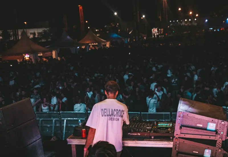 DJ de Jarama Sounds pinchando de espaldas ante una multitud en un festival al aire libre