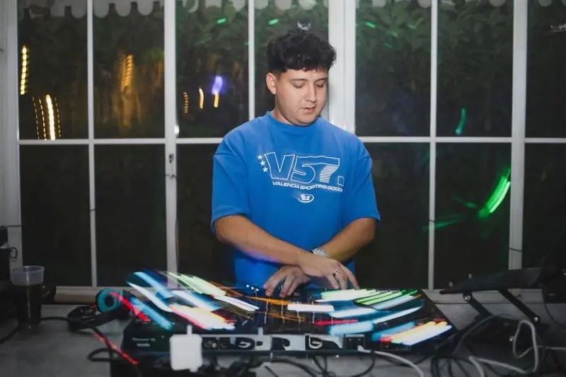 DJ de Jarama Sounds pinchando en una fiesta de graduación