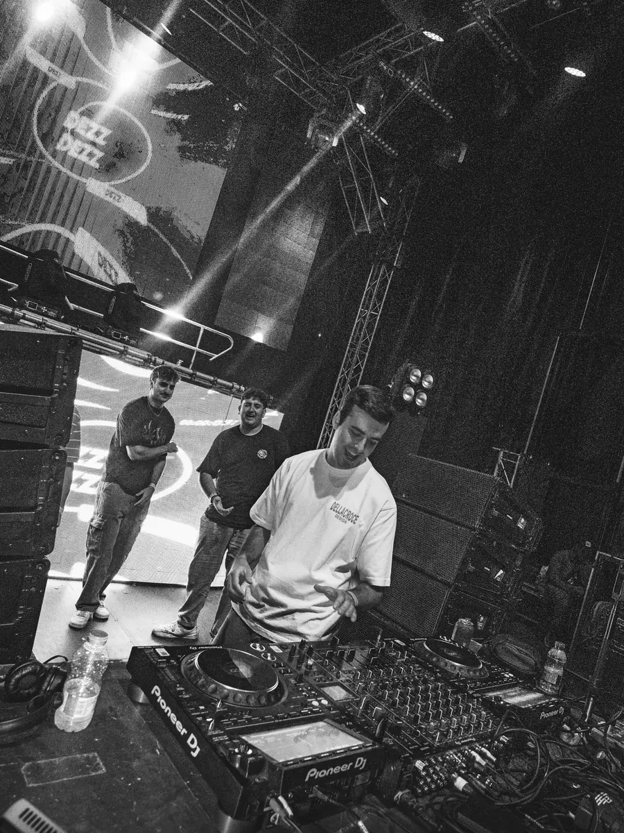 Los DJs de Jarama Sounds en la cabina de un festival, con las pantallas LED de fondo