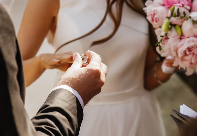 Intercambio de anillos en una boda amenizada por Jarama Sounds