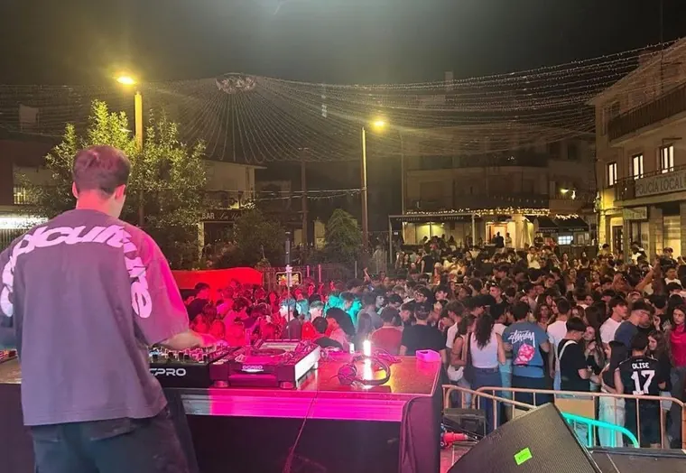 DJ de Jarama Sounds ante la plaza de un pueblo llena de gente